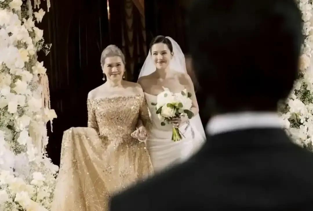 许玮甯和邱泽在台北补办婚礼，许妈把女儿交到邱泽手里那一刻我直接鼻酸。两人偷偷恋