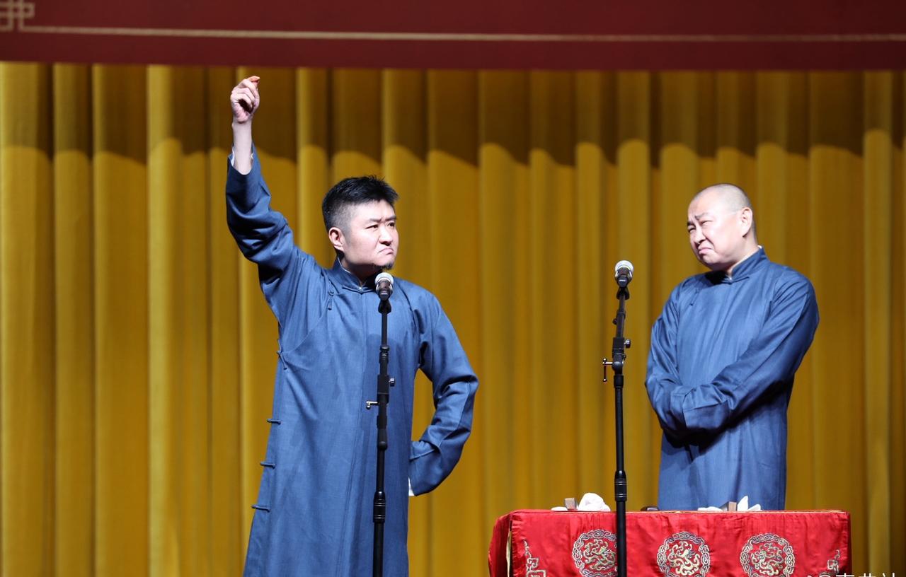 【苗阜时隔多年再开重庆相声专场，背后隐藏着什么？】近日，著名相声演员、一级演员