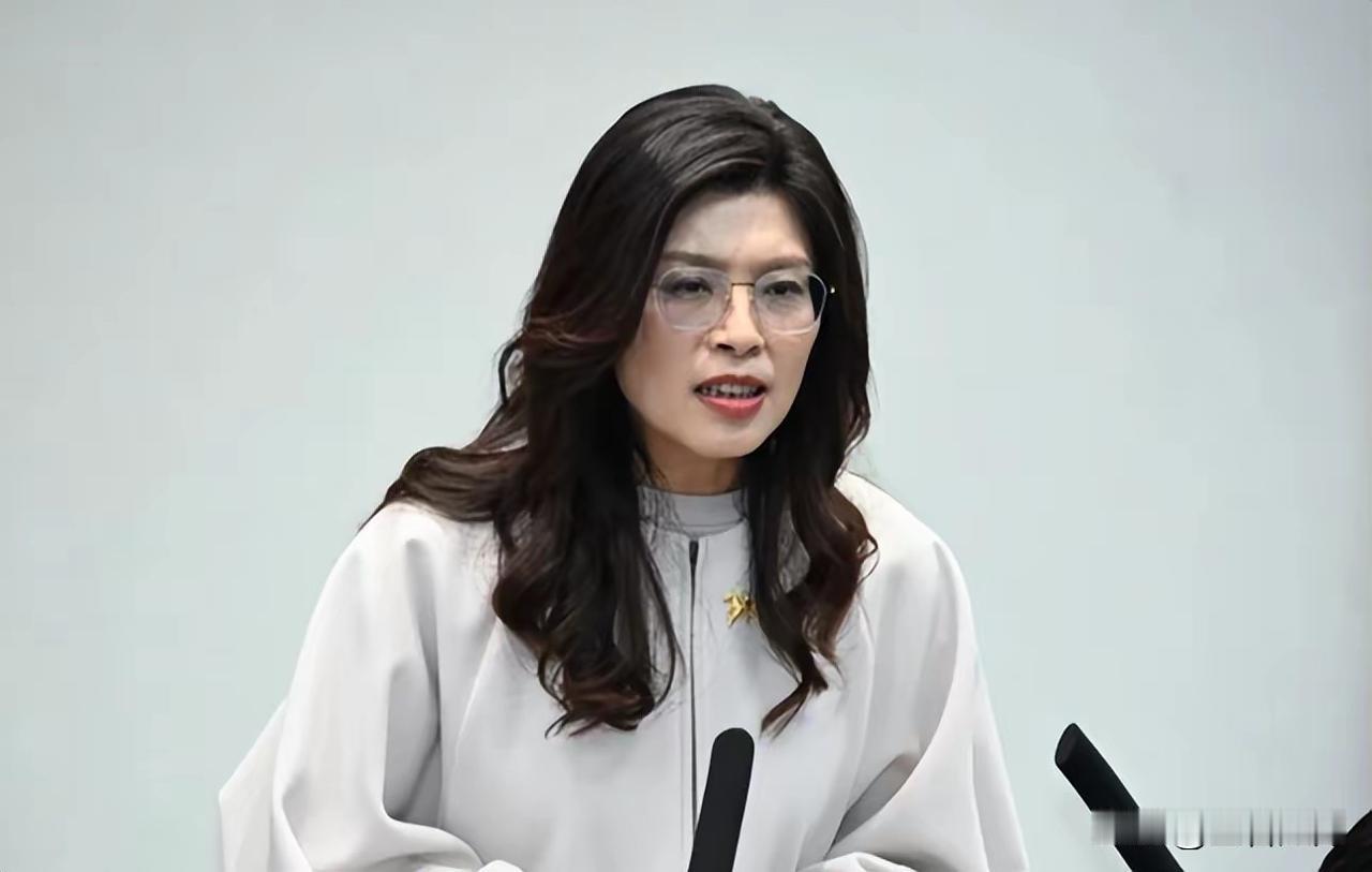 “四选一”呈现，郑丽文选择对了。日前蓝白围绕着竹北问题僵持不下，最终蓝营没有选择
