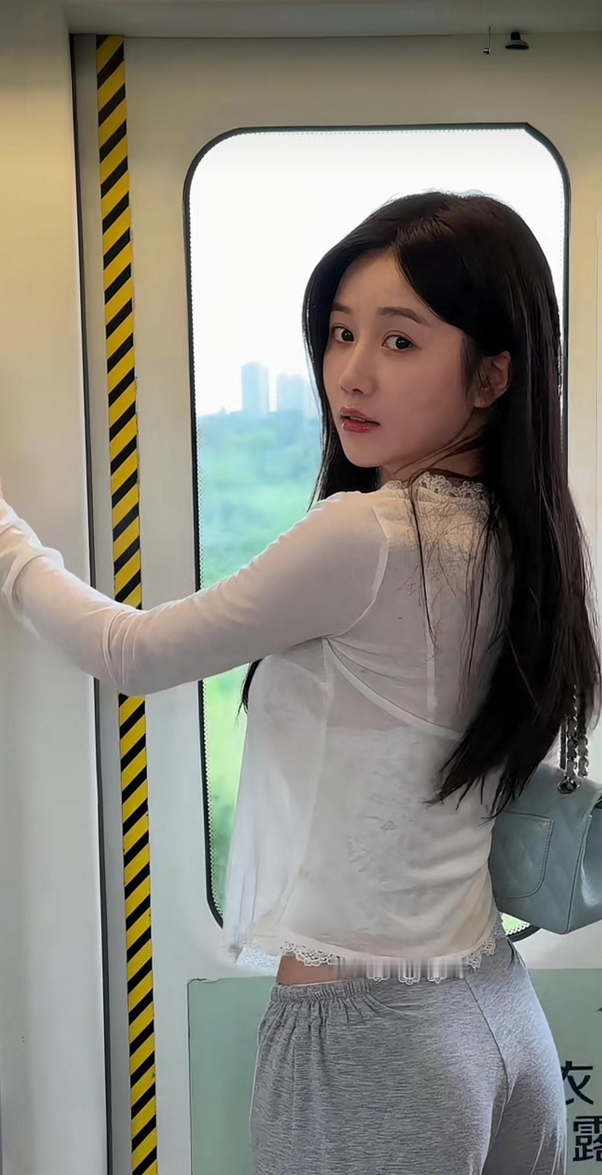 漂亮姐姐看完风景再看你。
