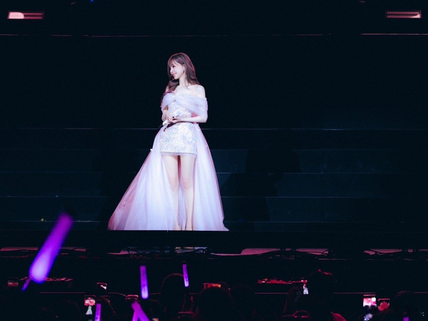 王心凌穿着婚纱唱花的嫁纱微博演出大赏这不仅是一场表演，更像是一场青春的毕业典礼