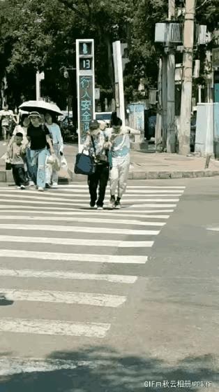 都说如果把孩子交给爷爷奶奶带，这孩子就废了。就像下面这个比奶奶还高的孙子，走路一