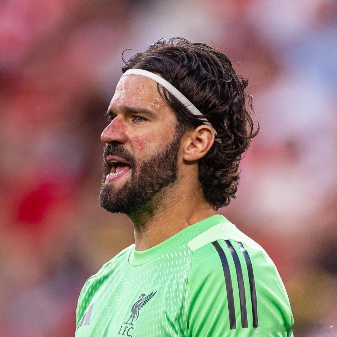 米兰体育报透露尤文图斯有意与阿利森签约3年合同。阿利松已初步表示同意利物浦转会传