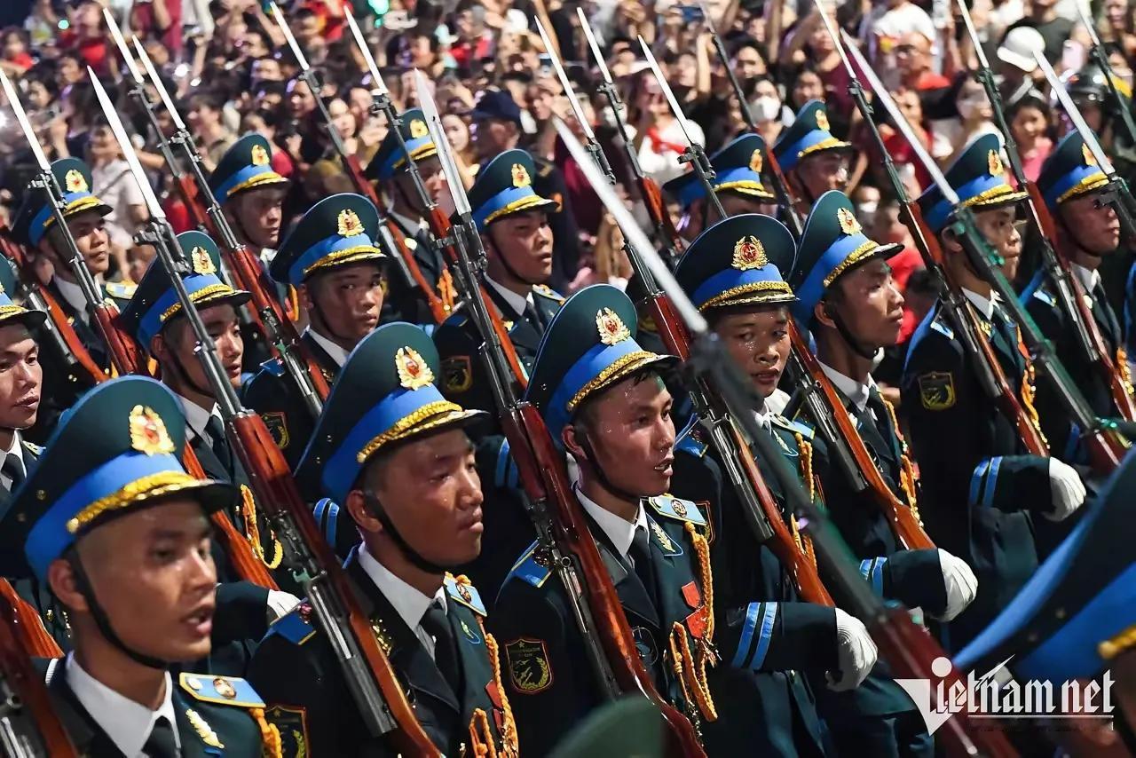 越南是很懂流量的，9.2阅兵也是经过新闻“精心算计”。跟第一名比分列式，标杆虽然