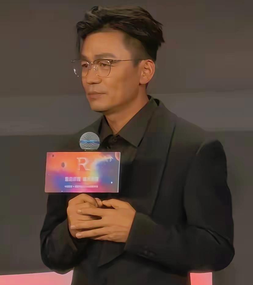 发现了没，​王宝强有一个很明显的变化，​不是他的皮肤变白了，而是他变得越来越