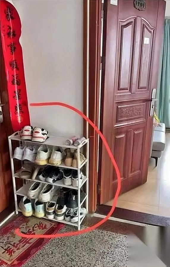 楼道鞋架熏得人头疼？邻居把鞋架摆楼道，臭得我家窗都不敢开。我没跟邻居吵，
