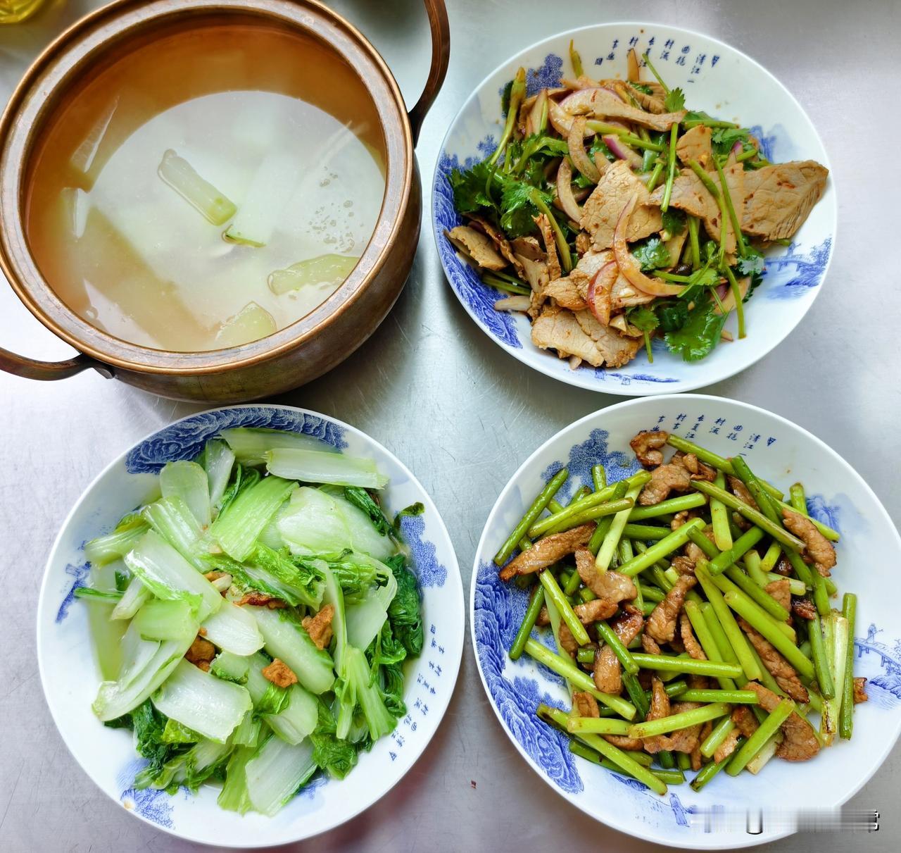 东人老俩口退休的生活，平平淡淡的一天。除了到外面走走，买买菜，也就是做两样