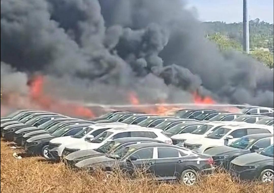 海南三亚凤凰国际机场附近停车场突发火情1月30日中午，海南三亚凤凰国际机场附近