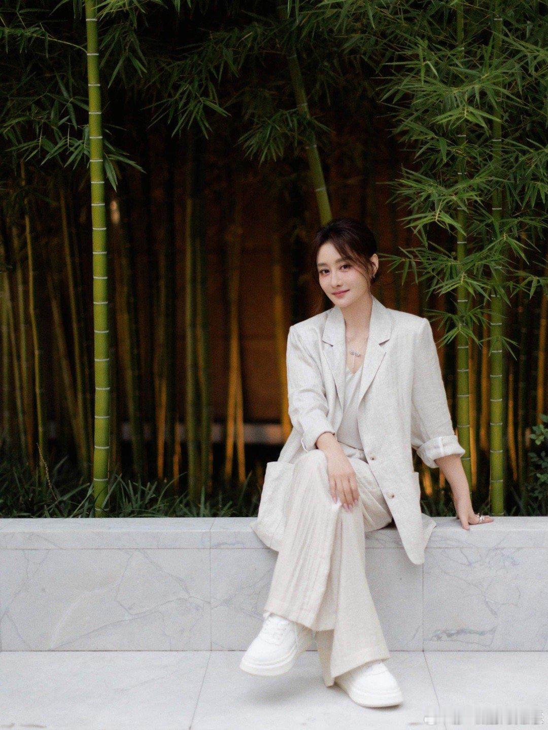 陈德容从壁画里走出来了陈德容的美是全方位的，不仅体现在外表，更体现在她的职业素