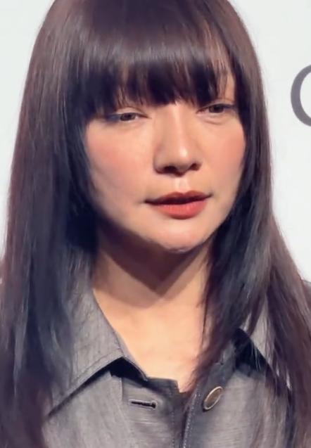 老天呐，当年做梦都想娶回家的女神怎么变成这样了，差点没认出来！中国初代超模春晓