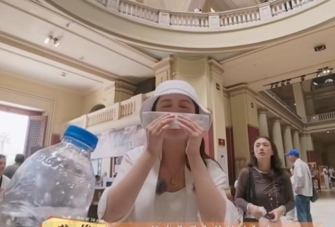 张晚意提醒李沁脸上都出汗了，李沁赶紧借纸巾擦汗，张晚意：“这都出汗了，像是吃鸡腿