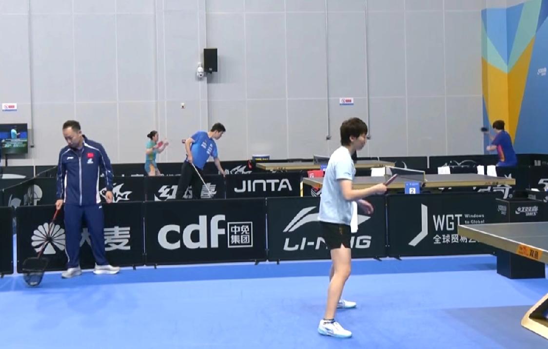 海口亚洲杯最后一个比赛日，女单半决赛前，王曼昱在训练馆进行热身训练。与队友王晓彤