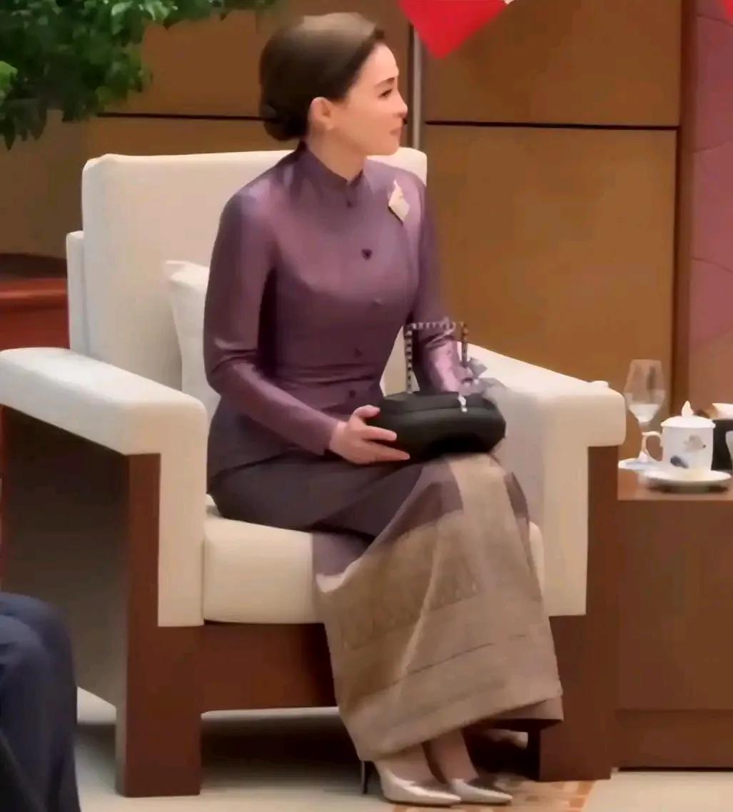 苏提达又拿分了！苏提达在出访越南活动中亮相，衣服的讲究程度自然不必细说，最让人