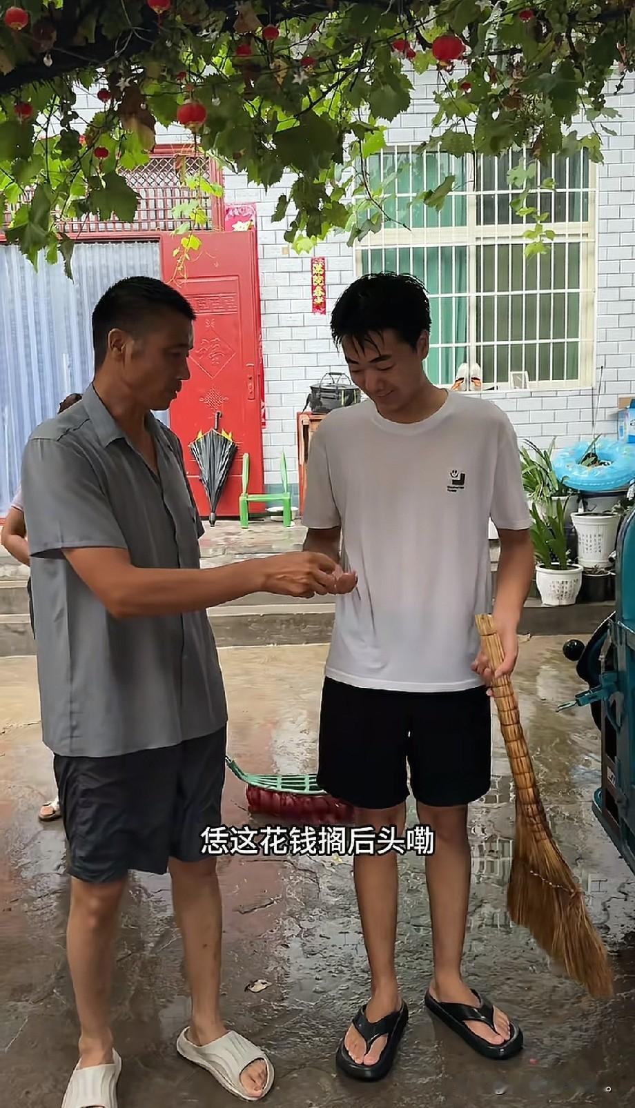 小故事！现在不得不说说，老壳子的亲家，她女儿雨露的婆婆越来越向老壳子