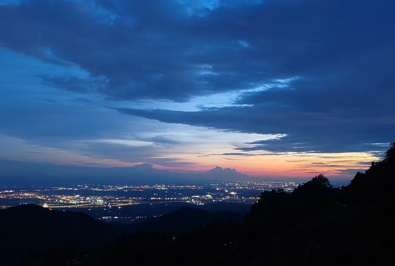 驱车20几公里山路看来还是值得的，山下38℃，山顶20℃！夜景很美，日落没赶上[
