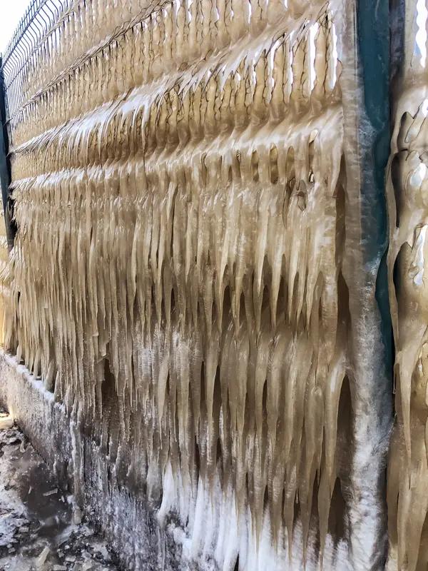 黑龙江这波操作太绝了！同江市三江口生态旅游区出现3米高、宽8米的“冰封鱼墙”，太