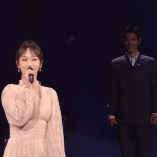 他们不是躲一场活动，是躲开了整个名利场。昨晚星光大赏，众人争奇斗艳，唯独不见那