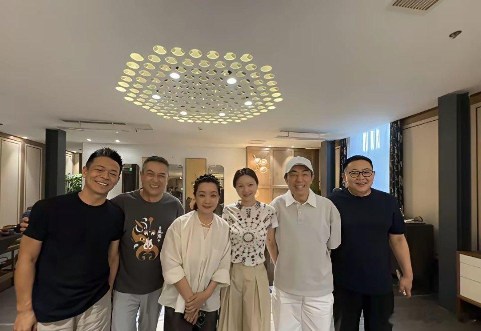 这是什么神奇的缘分，张艺谋带着老婆陈婷和张嘉译夫妻俩同框了！电视剧《主角》团队聚
