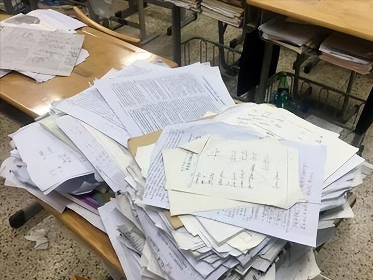 学生压力究竟有多大？小学初中娃被卷子和补课班死死捆住，压力大到把身上那股灵气都磨