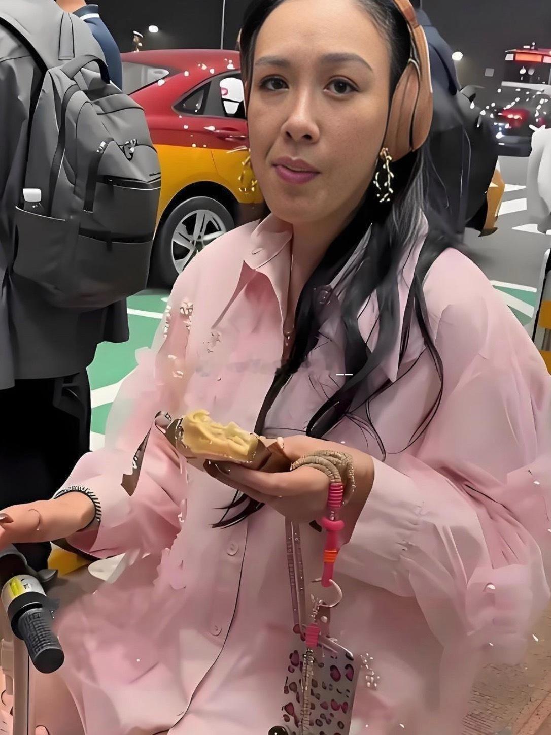 钟丽﻿缇没开﻿美颜，真实长‏相‎﻿太⁠接地‎‎气⁠了⁠