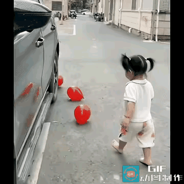 小姑娘还纳闷呢，这红色气球怎么这么硬😶大哥下回带其他颜色的头盔吧[捂脸哭]