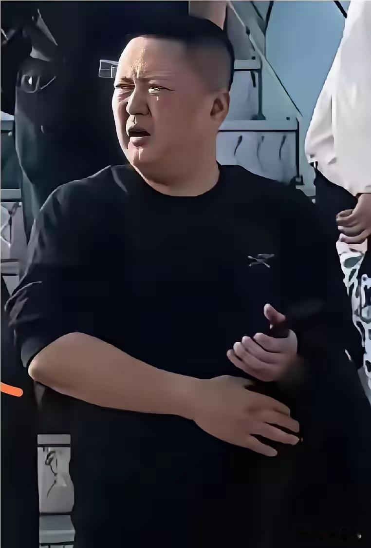 欧木木:向空姐道歉吧！​​东航报警之后，欧某某虽然极力躲藏，还是被大家找到了。