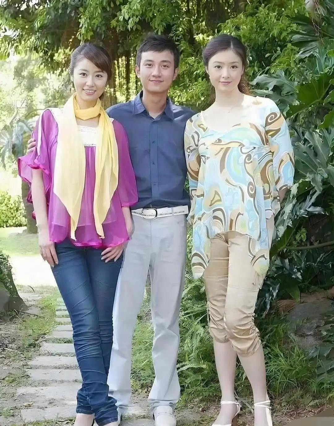 林心如和蒋欣十五年前的老合影，那时34岁的林心如与27岁的蒋欣超爱紧身裤搭鱼嘴高