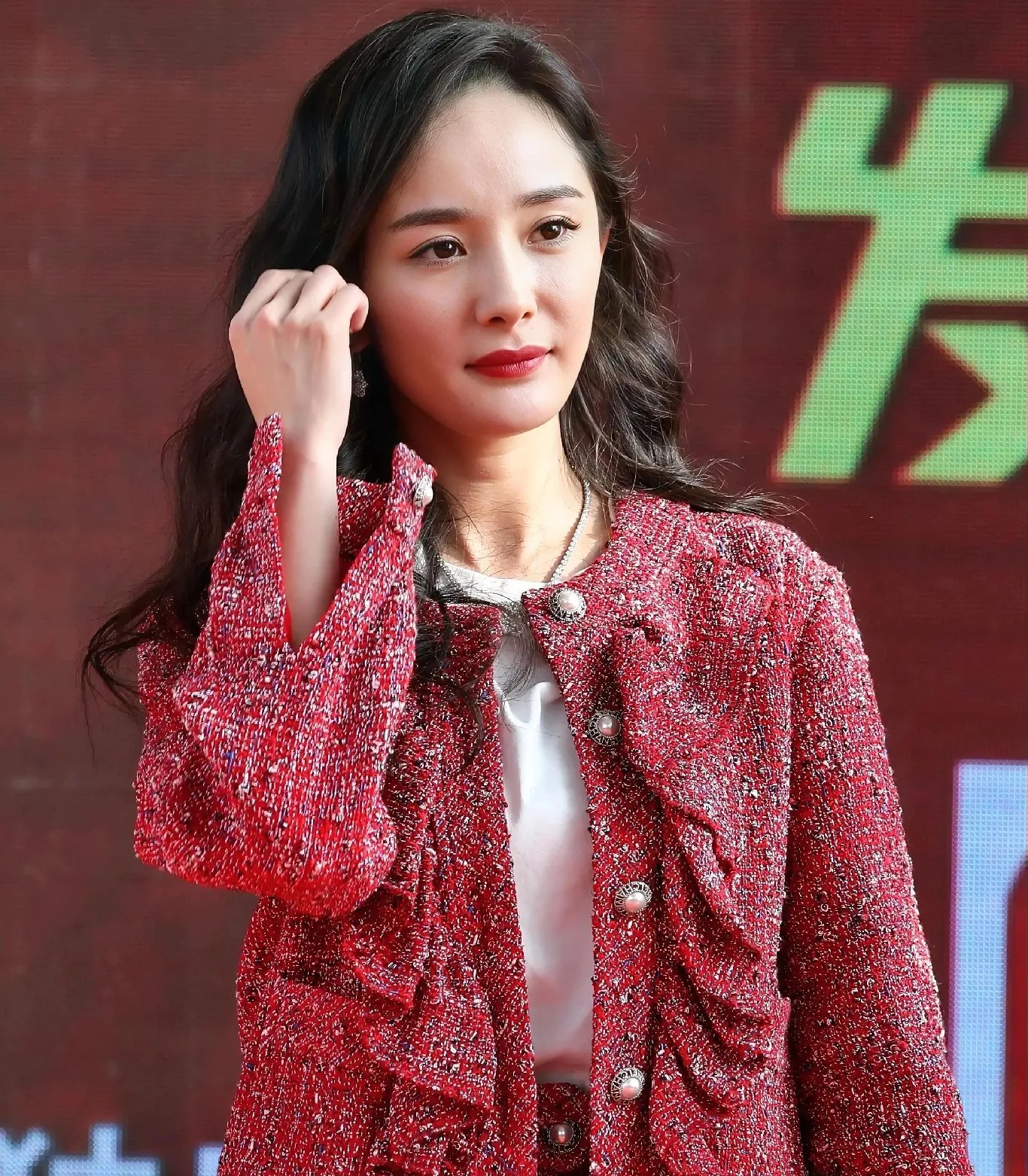我开始有点理解杨幂了她穿着裙子参加电影首映礼，她不是女主角，但很多人看她，合