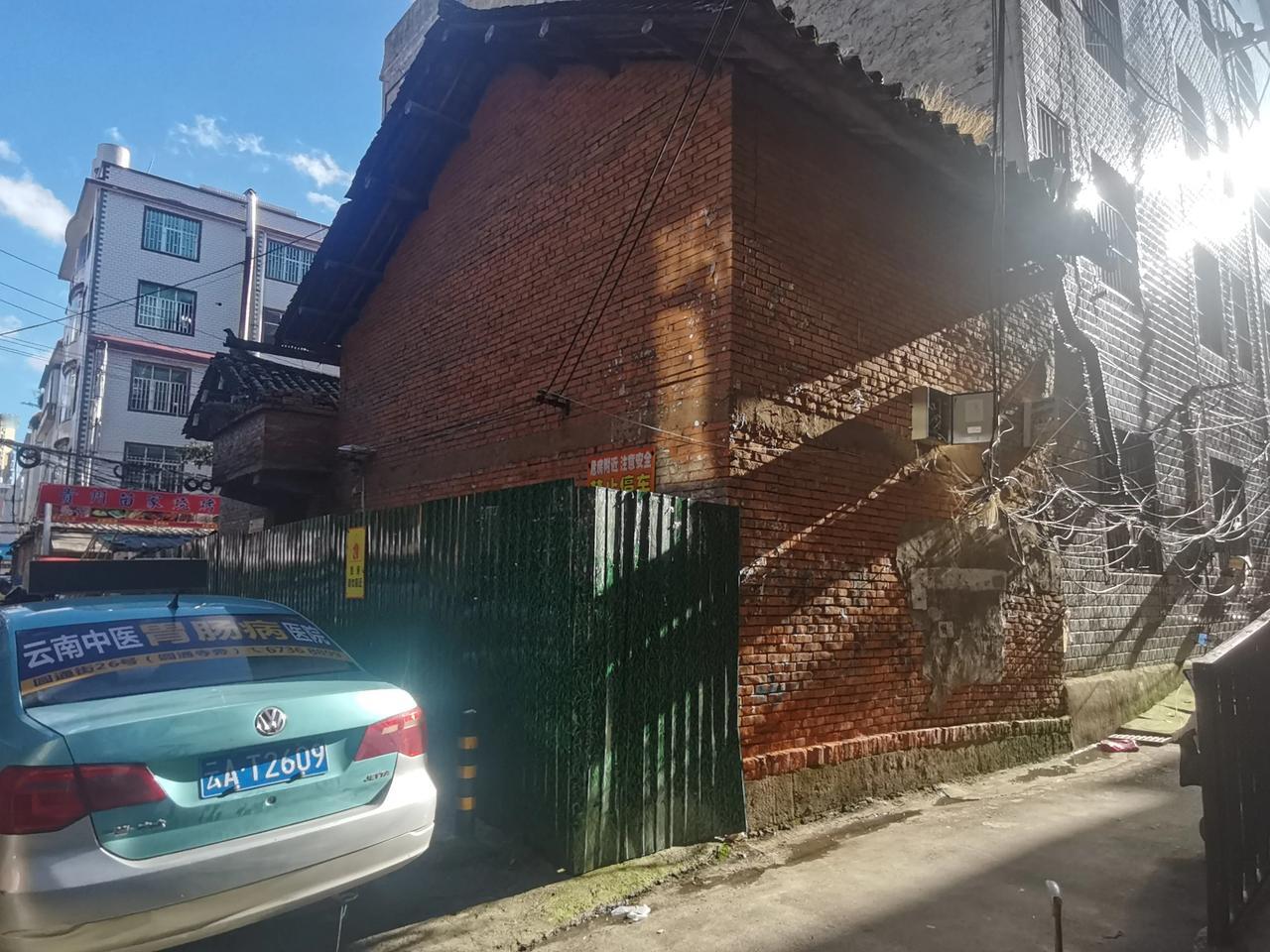 官渡区，官渡古镇边上的这个叫西庄村的，好多这种危房，有好多处都长了好多草了，也没