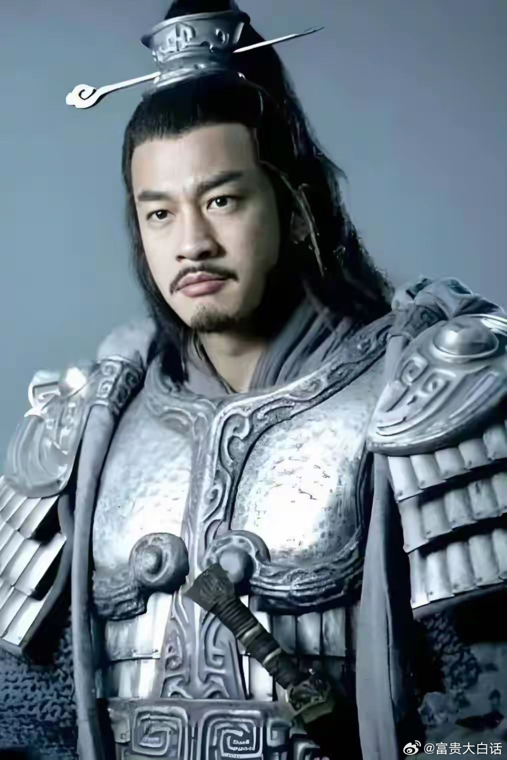 “粉底液将军”遭群嘲，“真霸王”何润东躺赢涨粉100万！张凌赫精致妆容配雉鸡翎被