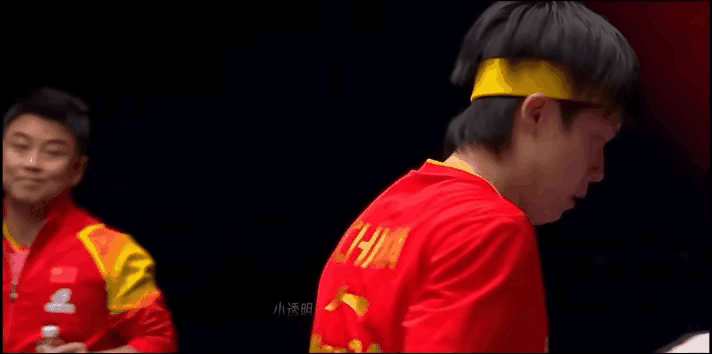 真难为王皓了：秒变脸！[捂脸哭]大头激战正酣，转回头捡球时，正好面对王皓。看着