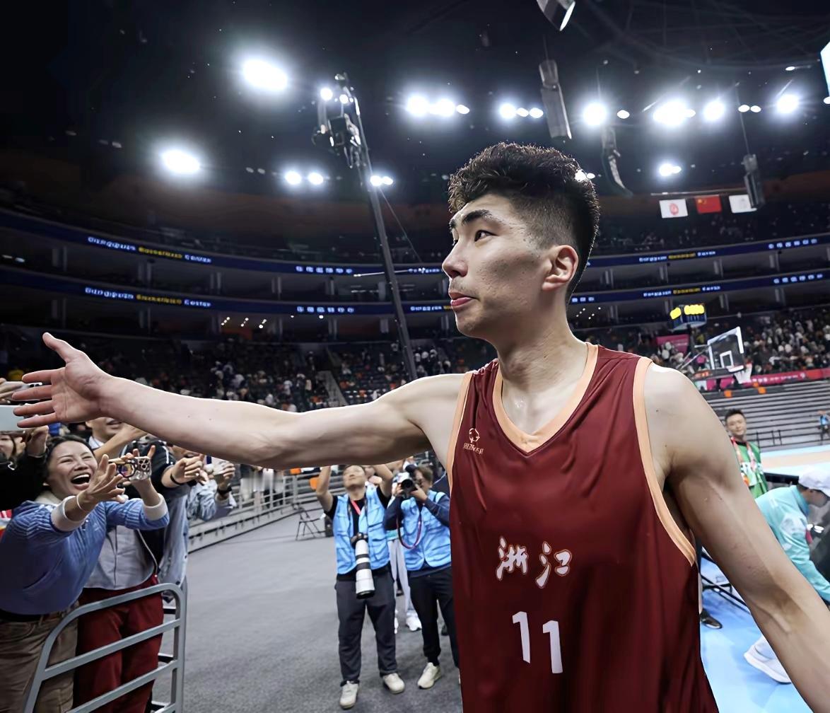 余嘉豪好悬，差点被拉入欧洲联赛黑名单加盟西班牙联赛的余嘉豪，请假回来打了全运