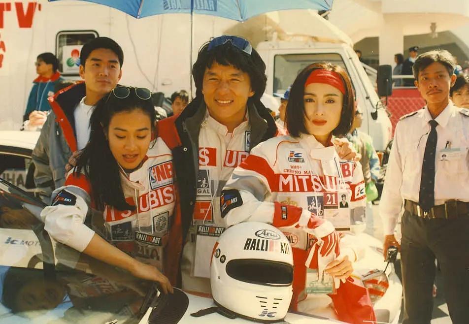 1993年11月，在首届“成龙杯”明星慈善赛车会上的成龙大哥，左搂右抱张敏、钟丽