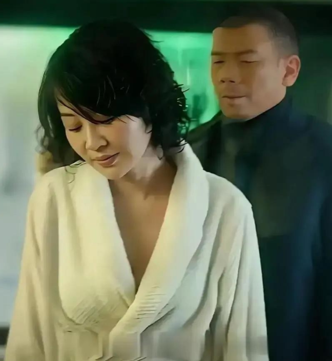 在电影《老炮儿》中，许晴和冯小刚有一场亲密对手戏。影片杀青后，她面对镜头直言，那场戏拍得格外纯粹，没