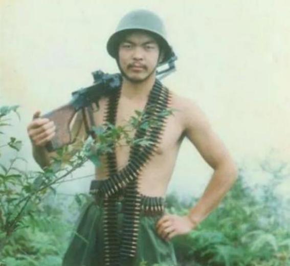 1979年，解放军士兵刘三毛，为给自己的兄弟报仇，在水潭中埋伏了四十多个小时，终