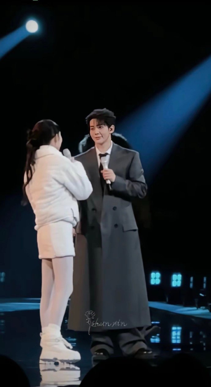 王玉雯跨年夜的这个穿搭，非常的日常。但却不值得借鉴。​你看，王玉雯大高个，但是