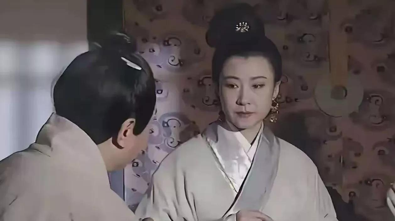 公元前599年，40岁寡居的夏姬正斜躺榻上陪侍陈灵公。陈灵公色眯眯看着她嬉笑道：