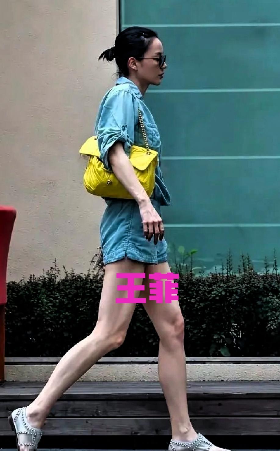 我猜！这大概就是王菲迷倒谢霆锋的谜底吧。大长腿，素颜丸子头，跨步自信洒脱，