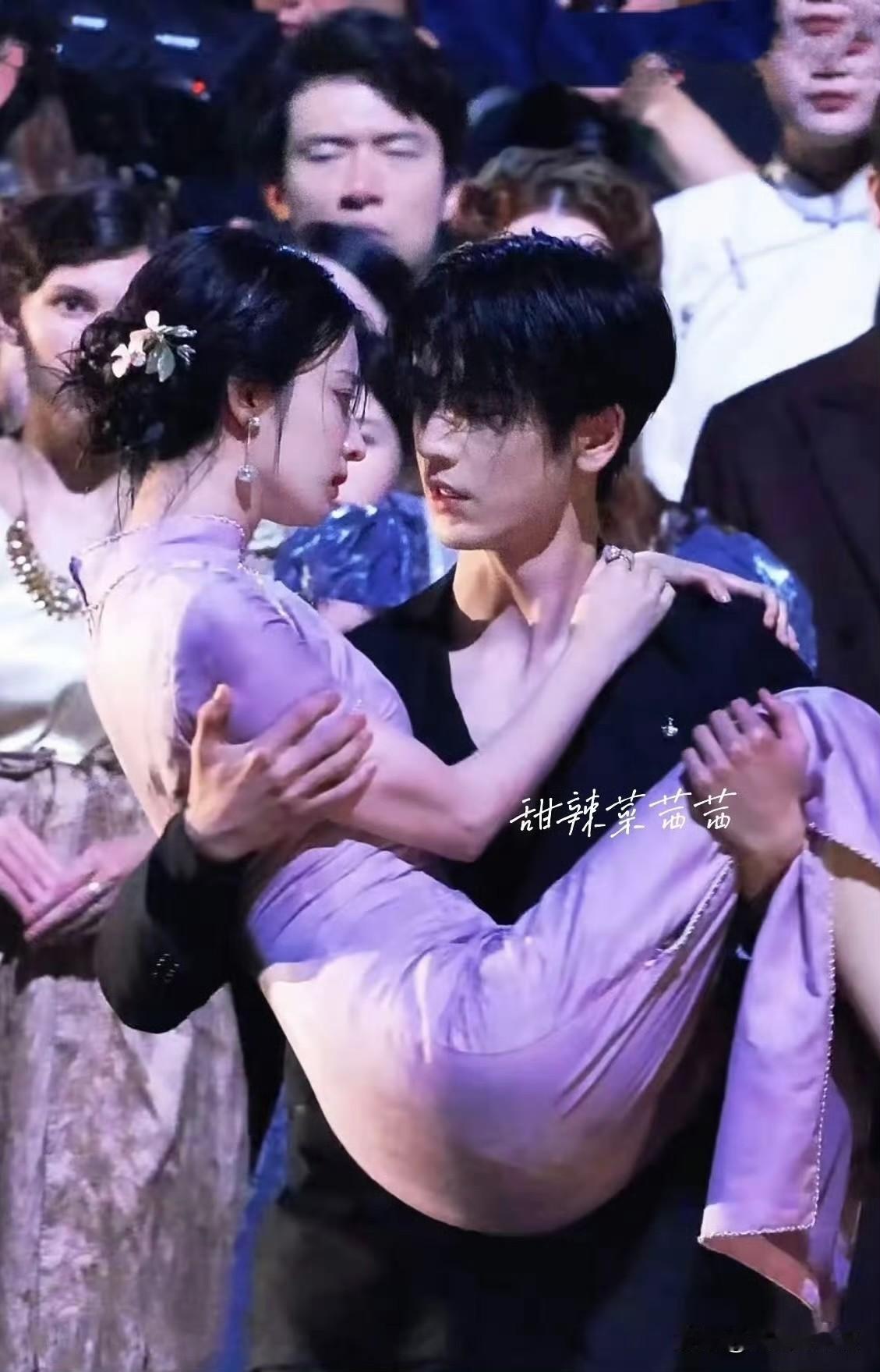 这两天最开心的就是张凌赫因为他和王楚然的《过火》拍摄花絮火了，大家都知道粉底液