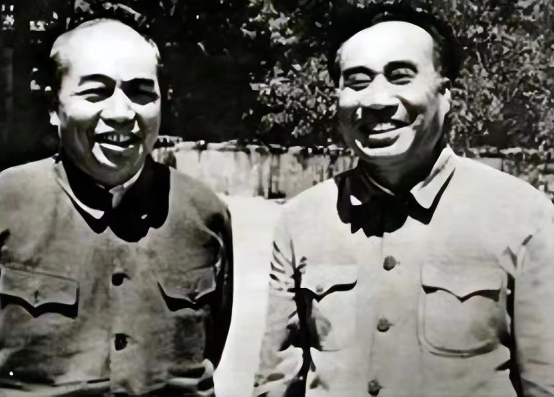 1952年志愿军司令员兼政委彭德怀，从朝鲜回到国内，老战友朱老总亲自拉着他到中南