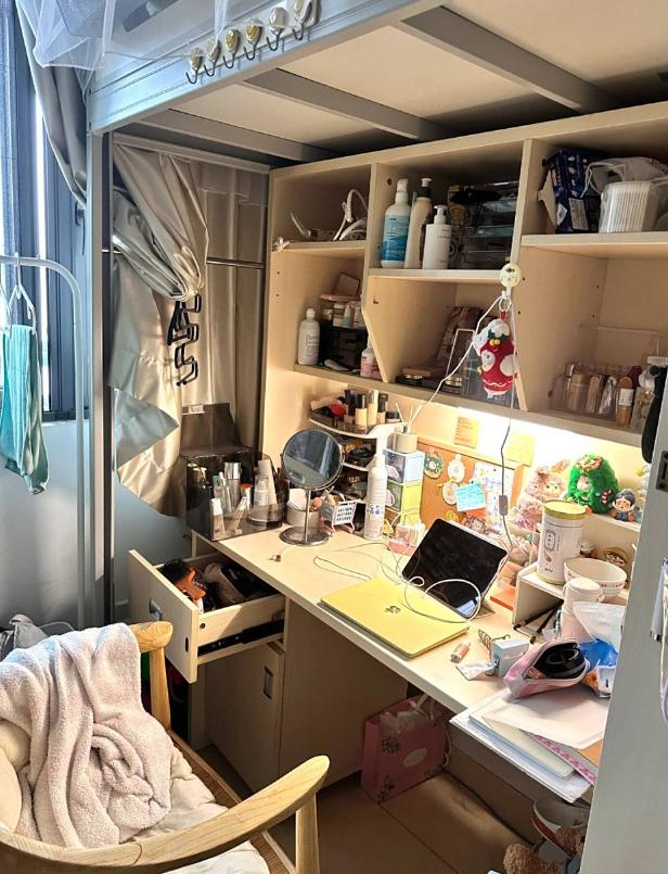 室友这操作太离谱！大学生请假在寝室没有去上体育课，同寝室室友以为室内无人，竟然拿