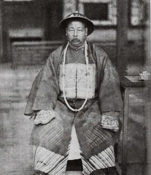 1878年，因收复新疆建立不朽功勋，66岁的左宗棠被晋封二等侯爵。据悉，在廷议的