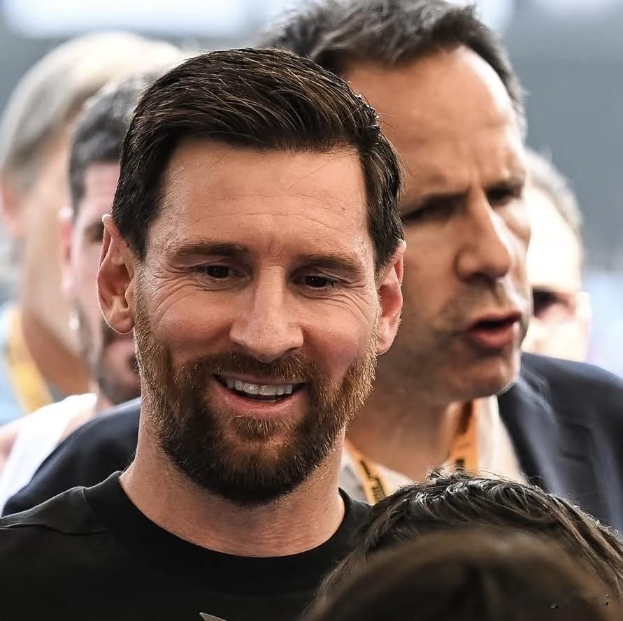 “球王”梅西印度行引爆球迷怒火‼️10分钟“闪现”遭冲场，组织混乱引大规模骚乱