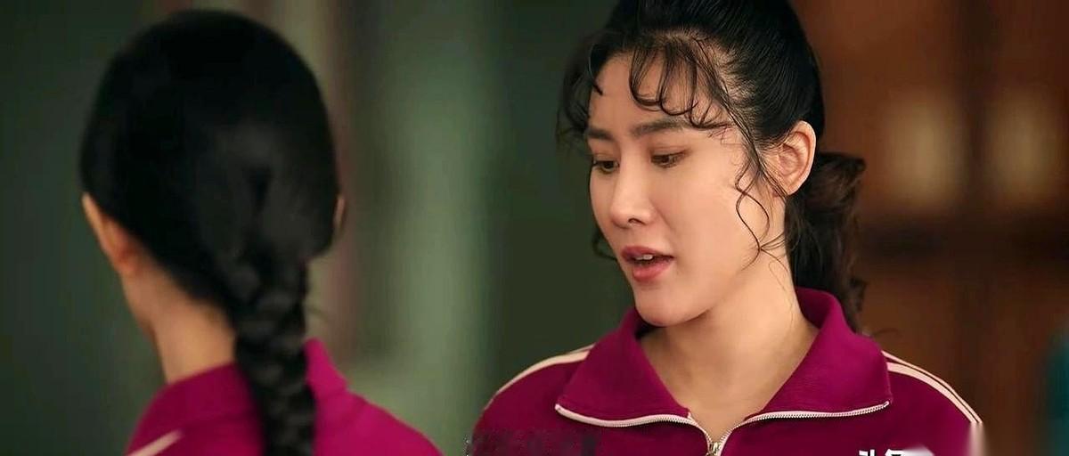 《主角》里有个叫易青娥的，简直就是来砸场子的。团里的台柱子米兰，好不容易熬走了