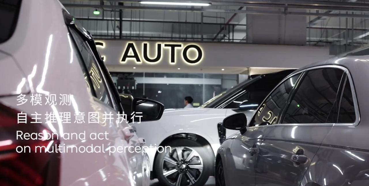 蔚来NWM世界模型自主探路模式的两个非常惊艳的演示场景：1、路边识别到有车要从