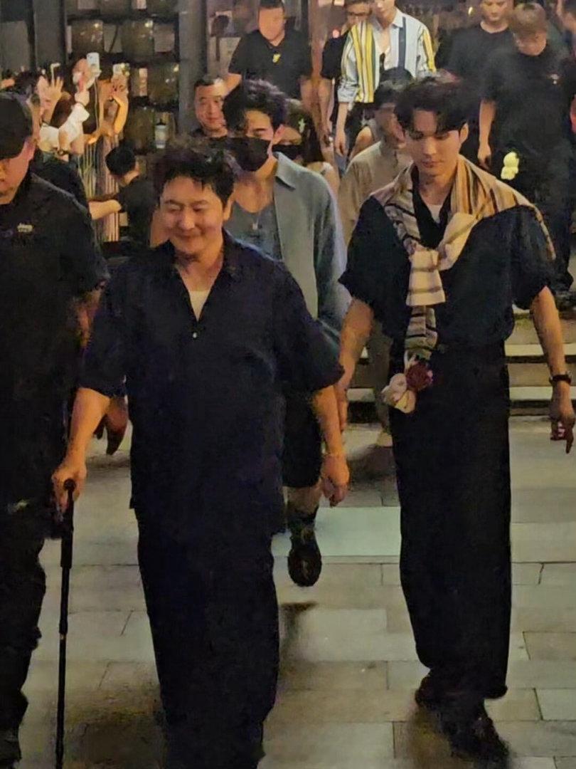地球超新鲜成都录制集体做川菜地球超新鲜大家一起下厨做川菜的画面也太热闹了。切菜