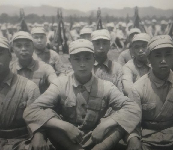 1938年10月的一天，陕军战士们伏击了日军一辆卡车，当战士们爬上车厢后，突然全