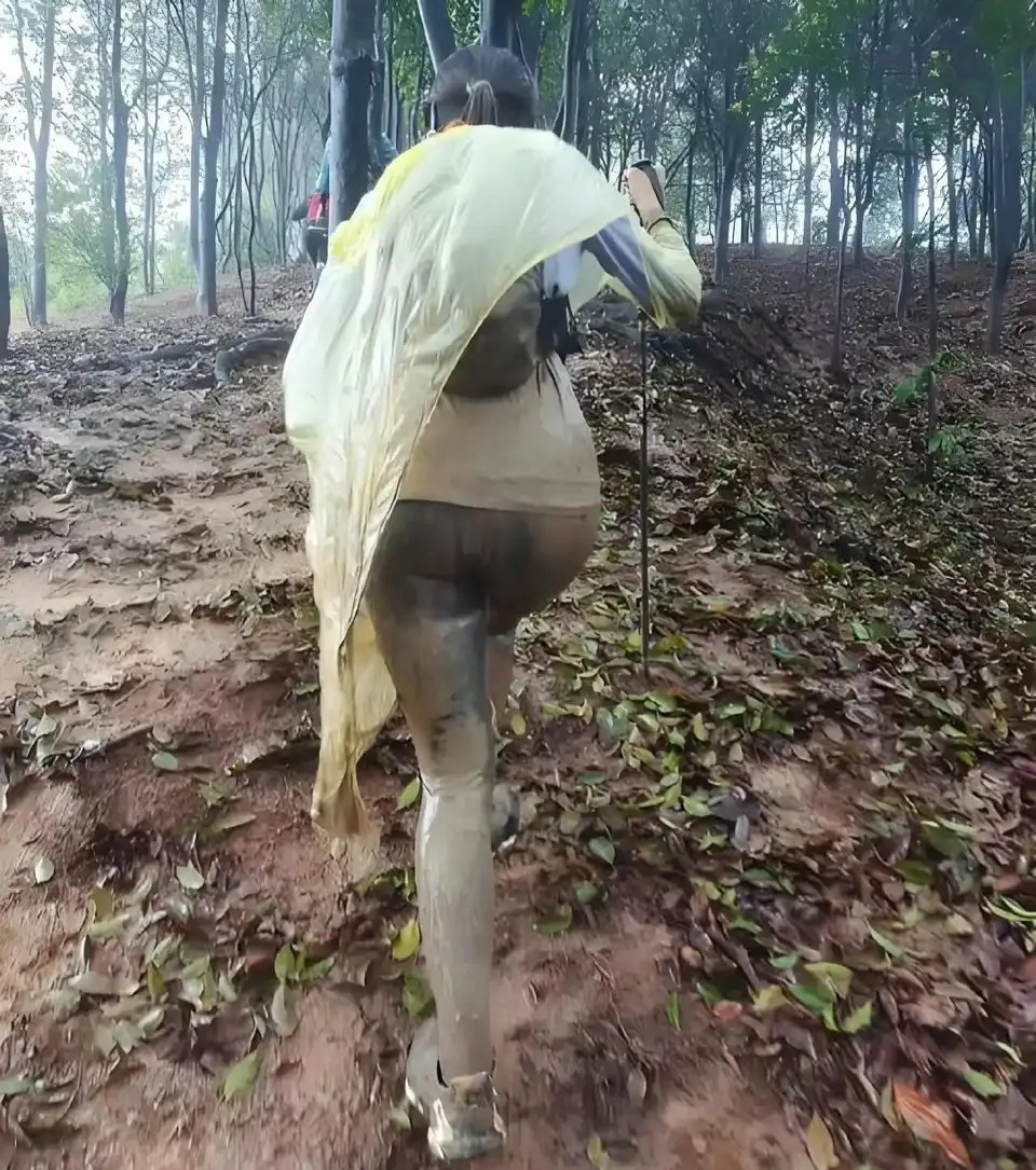 和女领导雨后爬山，现在该怎么办？