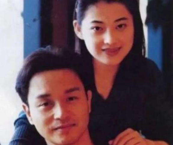 1997年的一个深夜，张国荣翻来覆去睡不着，便给梅婷打了一个电话，让她来自己的房