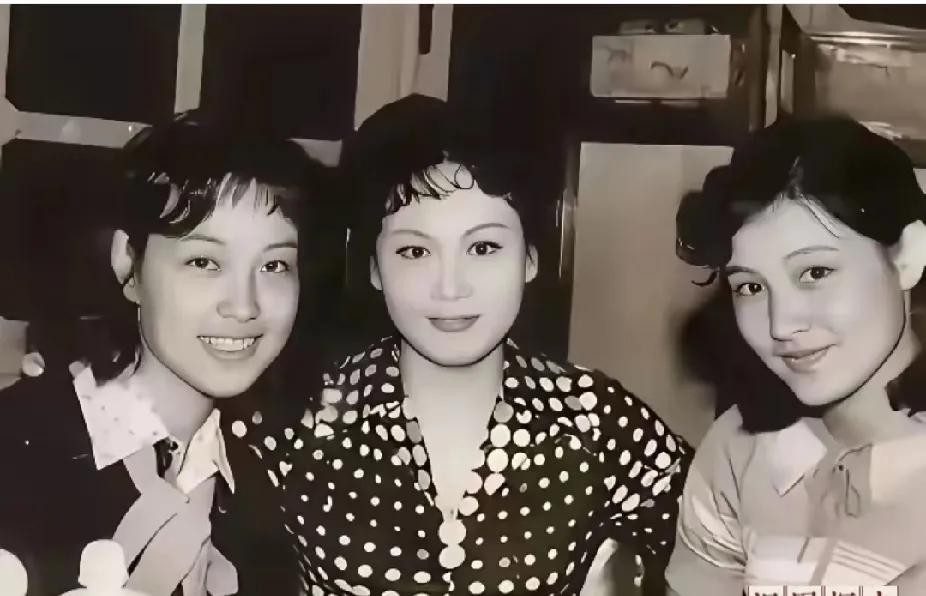 老照片里的《小花》情翻出1980年《小花》剧组旧照，刘晓庆、李谷一、陈冲同
